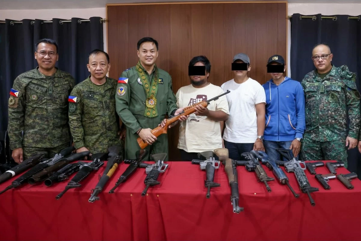 Reservist General and former House Deputy Speaker Michael “Mikee” Romero (3rd from left) pose with the three surrenderees (Contributed photo)