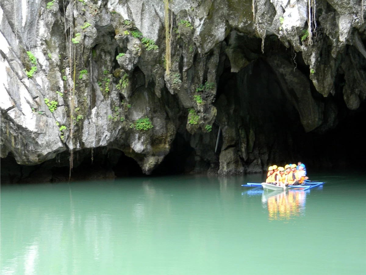 The Puerto Princesa Underground River features an 8.2-kilometer navigable river that flows through limestone caves before emptying into the sea. 