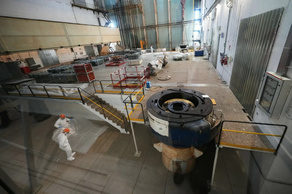 Workers package reactor components on the reactor operating floor of the former nuclear power plant of Latina, Italy, Thursday, June 18, 2026. (AP Photo/Alessandra Tarantino)
