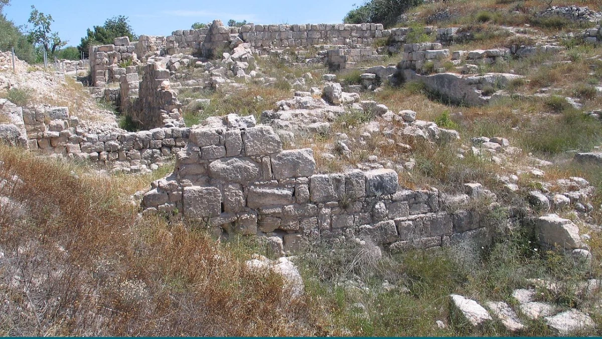 PLACES OF WONDER Ancient ruins of a royal palace in Sebastia, Palestine (Photo: Wikipedia)