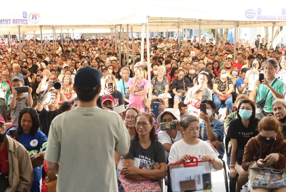 Manila Mayor Francisco "Isko Moreno" Domagoso personally hands over medical assistance to residents of Sampaloc during the Kaagapay Program held at a local school in Manila. (Photo courtesy of Manila PIO)