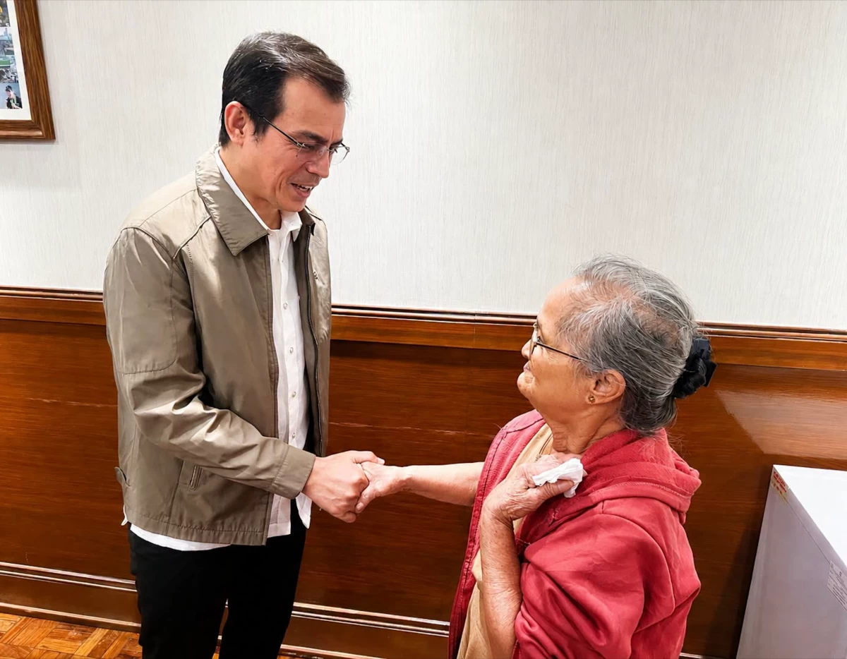 Manila Mayor Francisco "Isko Moreno" Domagoso speaks with 73-year-old beneficiary Ramona Trinidad after her successful surgery under the city’s free operation program. (Photo courtesy of Manila PIO)