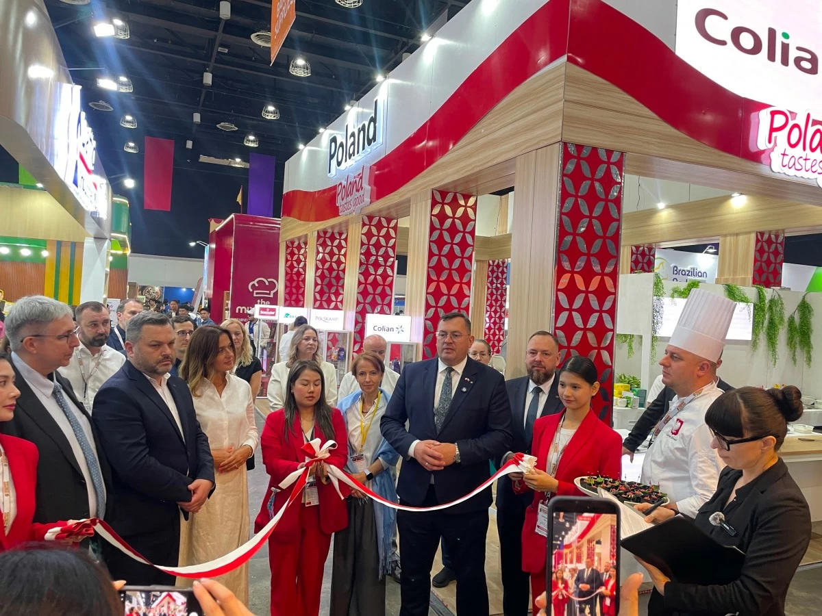 Minister of Agriculture and Rural Development of the Republic of Poland Stefan Krajewski joined by Polish officials and Chargé d’ affaires  Katarzyna Wilkowiecka and other officials formally open the “Poland Tastes Good” booth. (Photo: Polish Embassy in Manila)