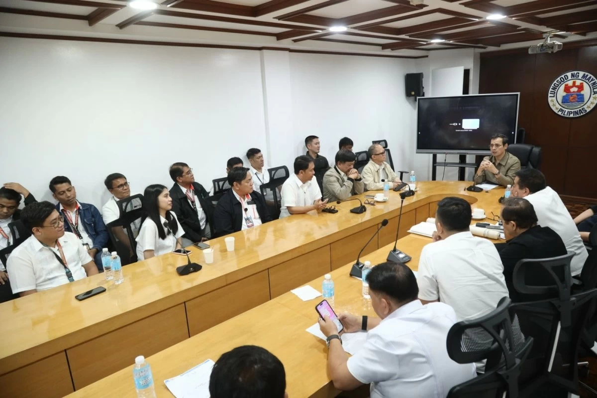 Manila Mayor Francisco "Isko Moreno" Domagoso meets with officials of the Manila Electric Company during a consultative meeting on systems loss charges at City Hall, where he pressed for the immediate clearing of thousands of damaged and leaning electric poles across the city. (Photo courtesy of Manila PIO)