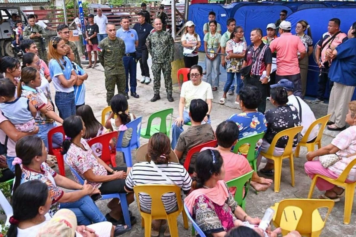 MENDOZA speaking to displaced residents in Matalam, Cotabato. (Provincial Government of Cotabato photo) 

