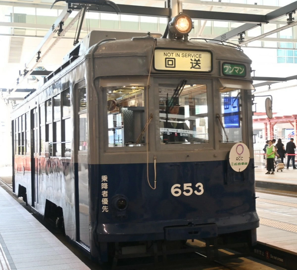 Streetcar No. 653, which survived the atomic bombing 81years ago, enters Hiroshima Station on Sunday.