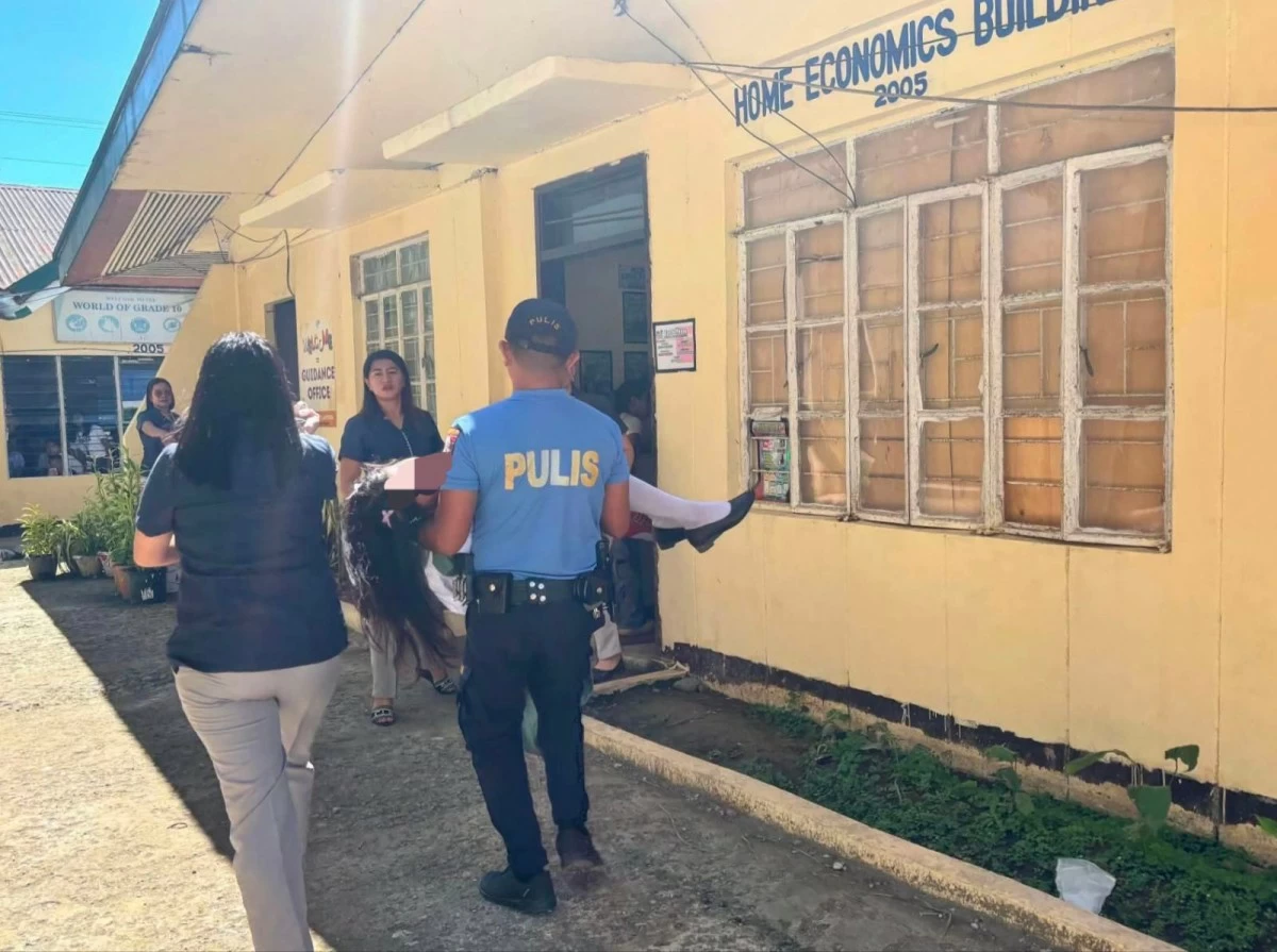 STUDENTS who fainted after witnessing an altercation in Jamindan, Capiz are taken to medical attention.   
