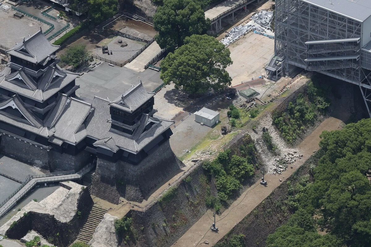 Part of a stone wall at Kumamoto Castle collapsed in the July 29 earthquake, as seen from a Jiji Press chartered helicopter.