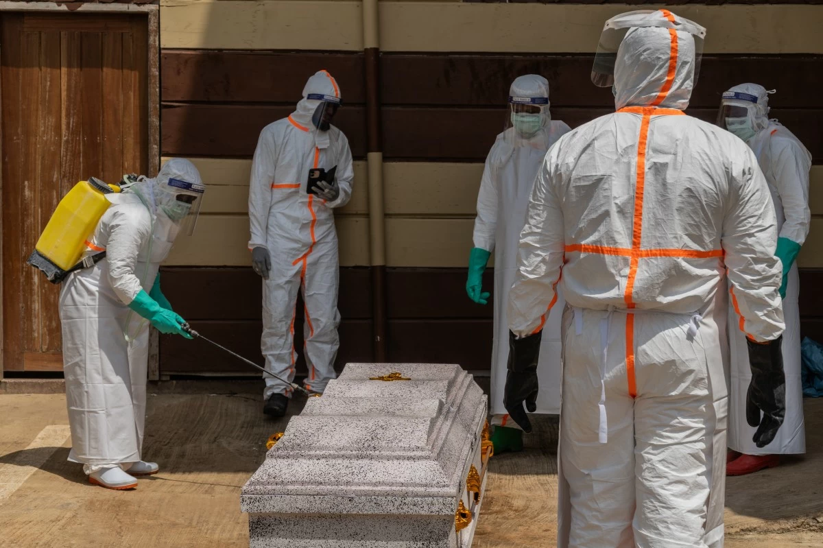Health workers prepare the coffin of Angèle Muyumba Nsimire, a university student who died of Ebola at the Citadelle Clinic in Bunia, Congo, Friday, June 12, 2026. (AP Photo/Moses Sawasawa)