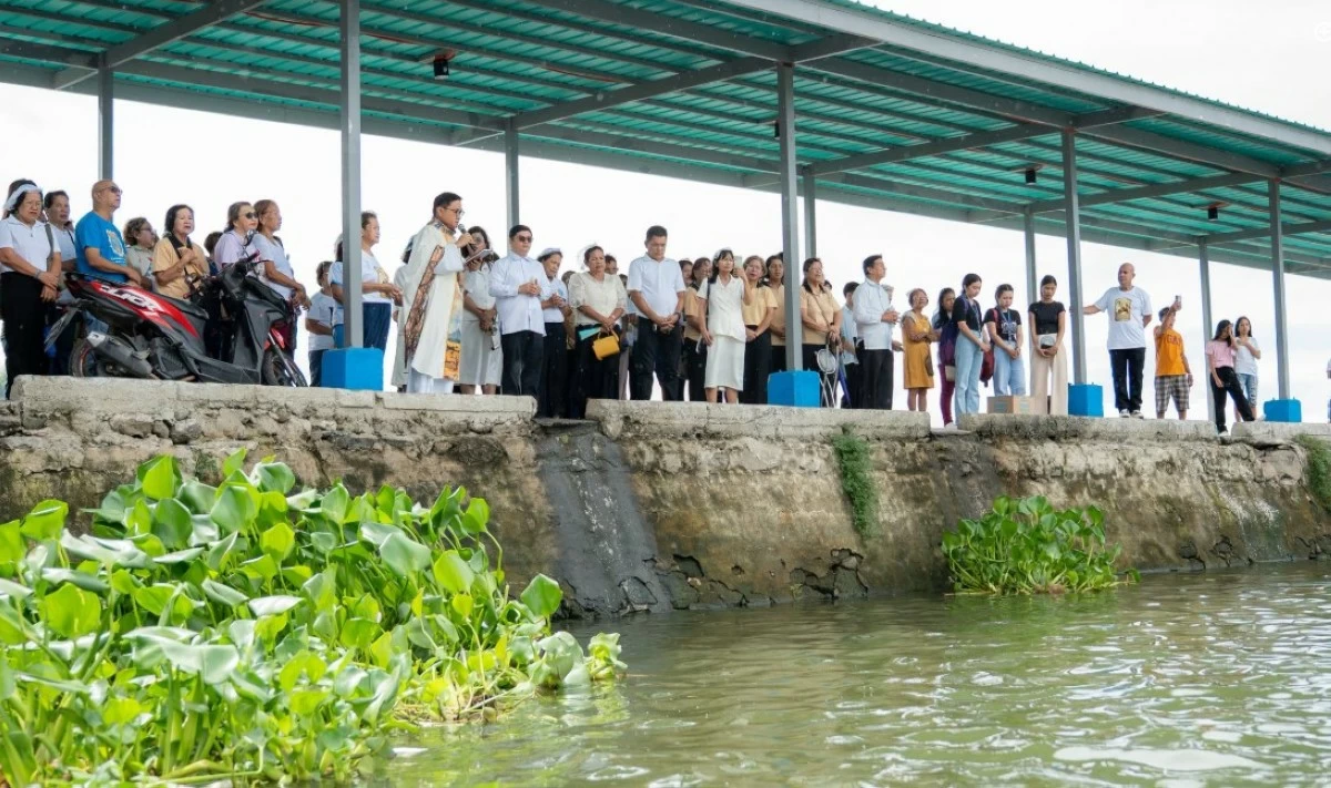The mass attendees join Fr. Nante during the Holy Mass at Cardona Fish Port on Aug. 4 (photo from La Virgen de Sapao's FB page)