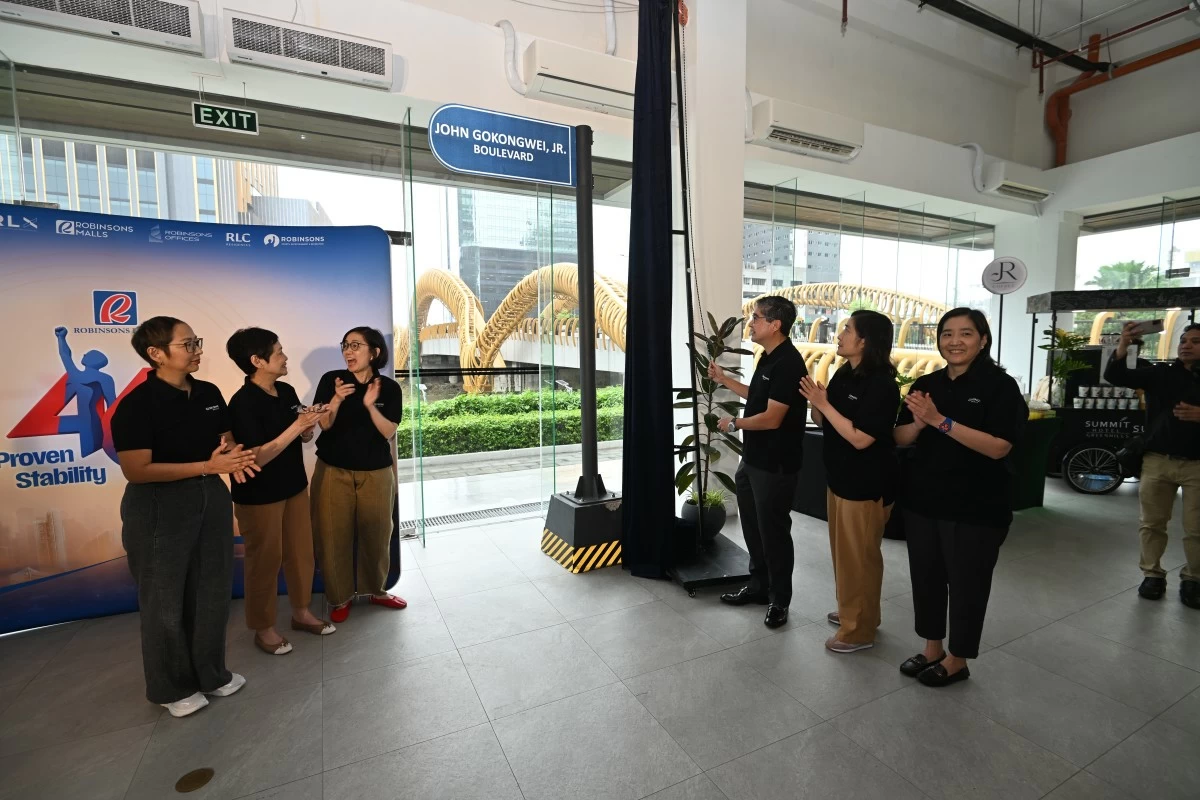 Gokongwei family members unveil the street sign for John Gokongwei Jr. Boulevard during the renaming ceremony at Victor Podium in Bridgetowne Destination Estate, Pasig City, on Aug. 5. The event honored the late industrialist ahead of his birth centennial on Aug. 11.