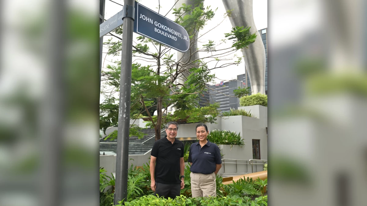 JG Summit President and CEO Lance Gokongwei (left) and Robinsons Land President Mybelle Aragon-GoBio stand alongside the newly unveiled John Gokongwei Jr. Boulevard street sign at Bridgetowne Destination Estate.