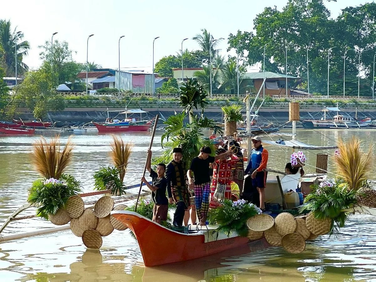 DAVAO City’s deputy mayors from 11 ethnolinguistic tribes open the Kadayawan Festival through the Subang Sinugdanan ug Panagtagbo on the Davao River at the Tionko Soccer Field on Friday morning, Aug. 7. (Photo via Ivy Tejano)
