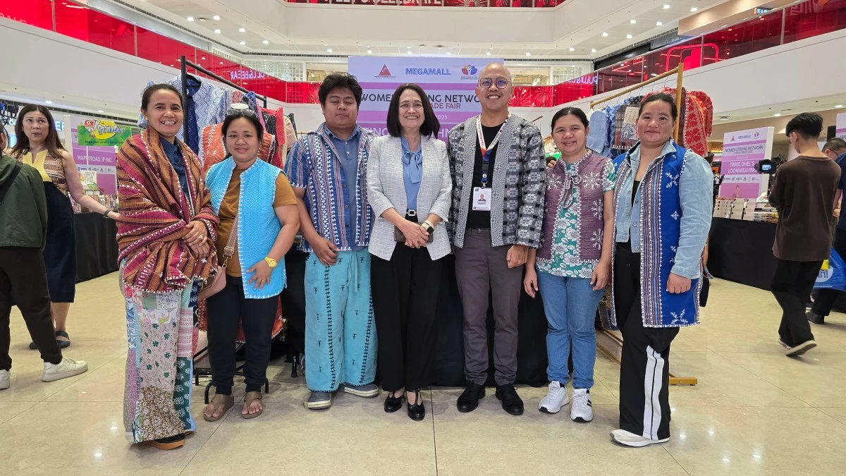 Empowered and united! DTI Undersecretary Blesila A. Lantayona proudly supporting local weavers from North Luzon.