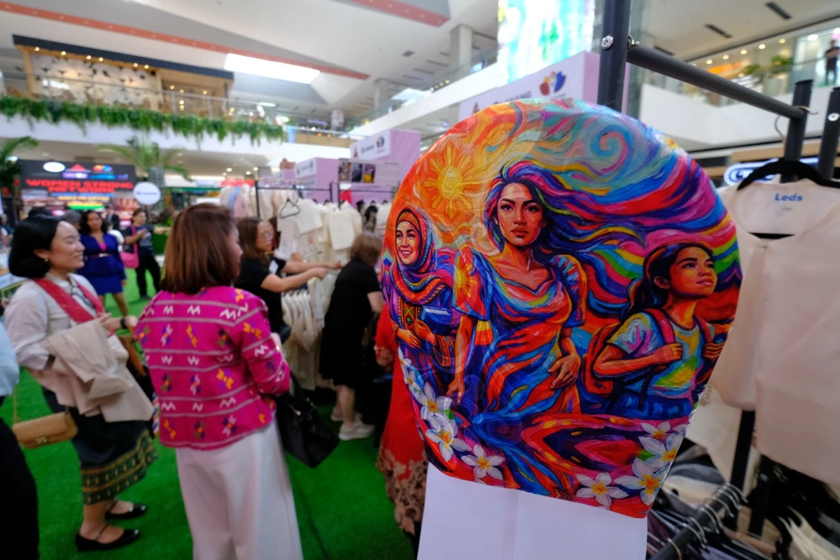 A beautifully hand-painted Filipiniana reflects the vibrant stories of Filipino women—symbolizing the resilience, creativity, and entrepreneurial spirit celebrated through WomenBizPH and SM for MSMEs. 