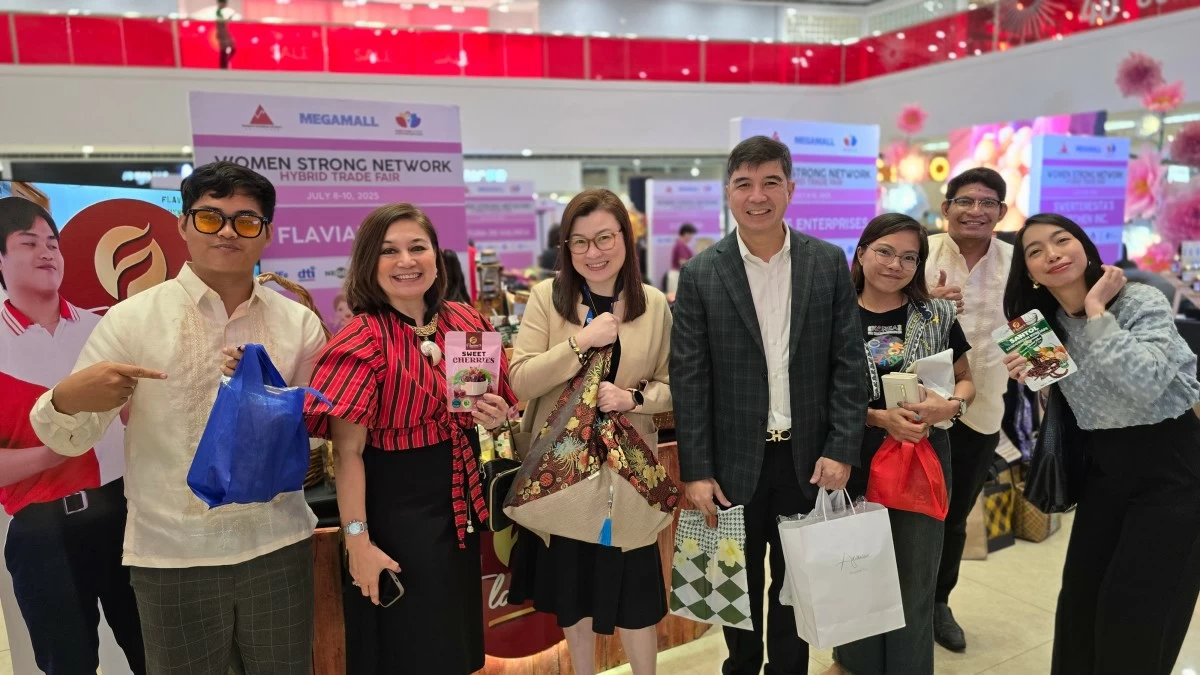 L-R: WomenBizPH Board Secretary Mylene Abiva, together with SM Supermalls Executives Pats Dy, SAVP and Head of Marketing for SM Communities and Royston Cabunag, AVP and Department Head for SM Communities during the grand opening at SM Megamall. 