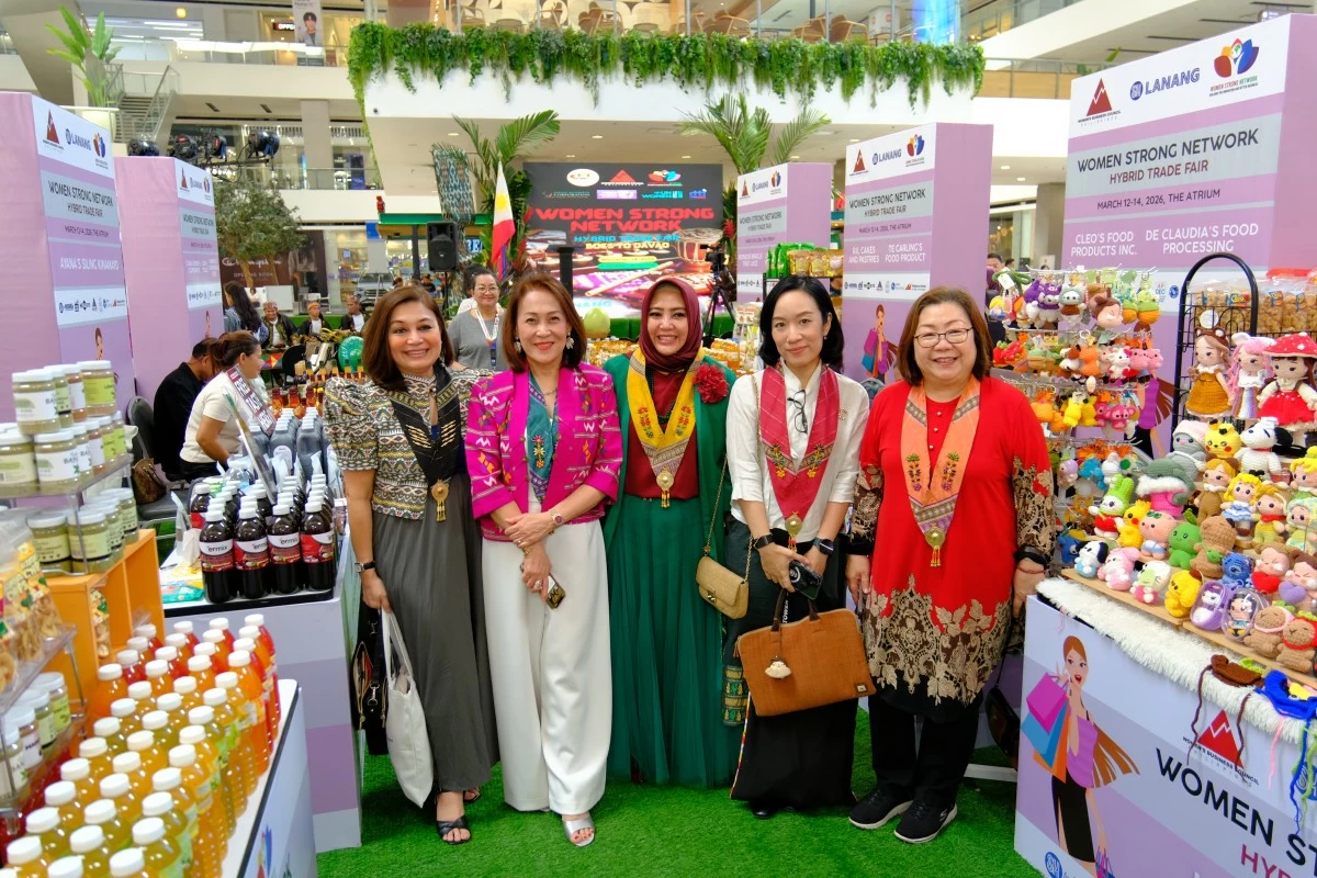 President Rhoda Caliwara and Board Secretary Mylene Abiva of WomenbizPH pose for a group photo at the grand opening of the Women Strong Trade Fair in SM Lanang.