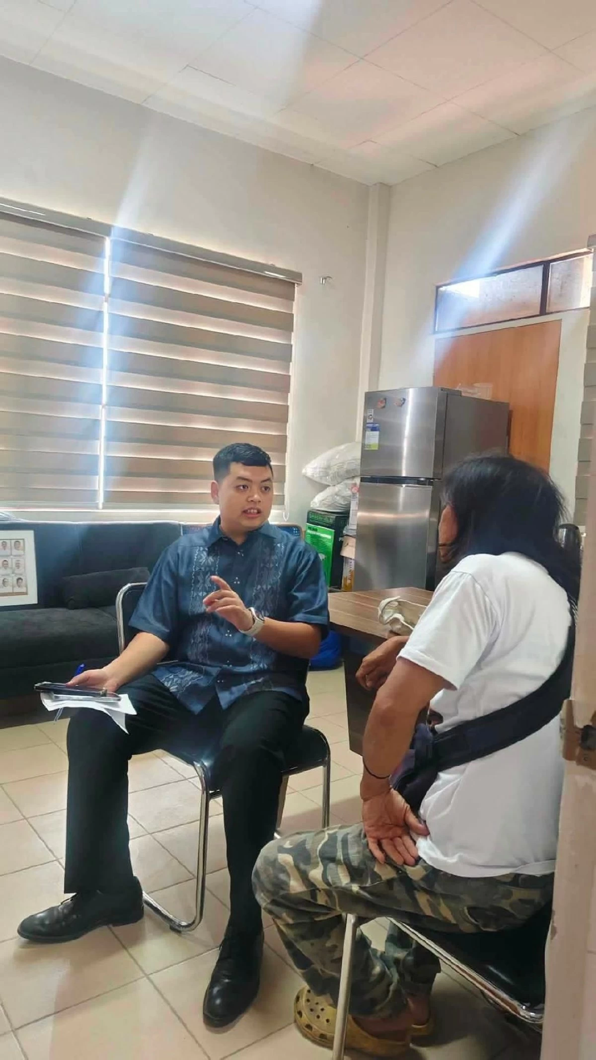 ISABELA, Negros Occidental Mayor Miguel Yulo (left) talks to the husband of an overseas Filipino worker (OFW) to determine interventions after she was recently rescued from an abusive employer in Saudi Arabia. (Mayor Miguel Yulo FB)

