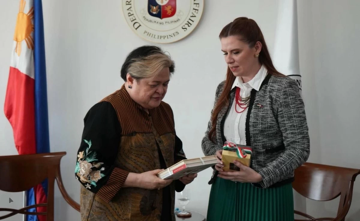 Department of Foreign Affairs Secretary Ma. Theresa P. Lazaro receives from Ambassador Dr. TitanillaTóth, copies of the books published by the Hungary Embassy, a collection of Hungarian poems translated into Filipino and regional languages. (Photo: Hungarian Embassy)