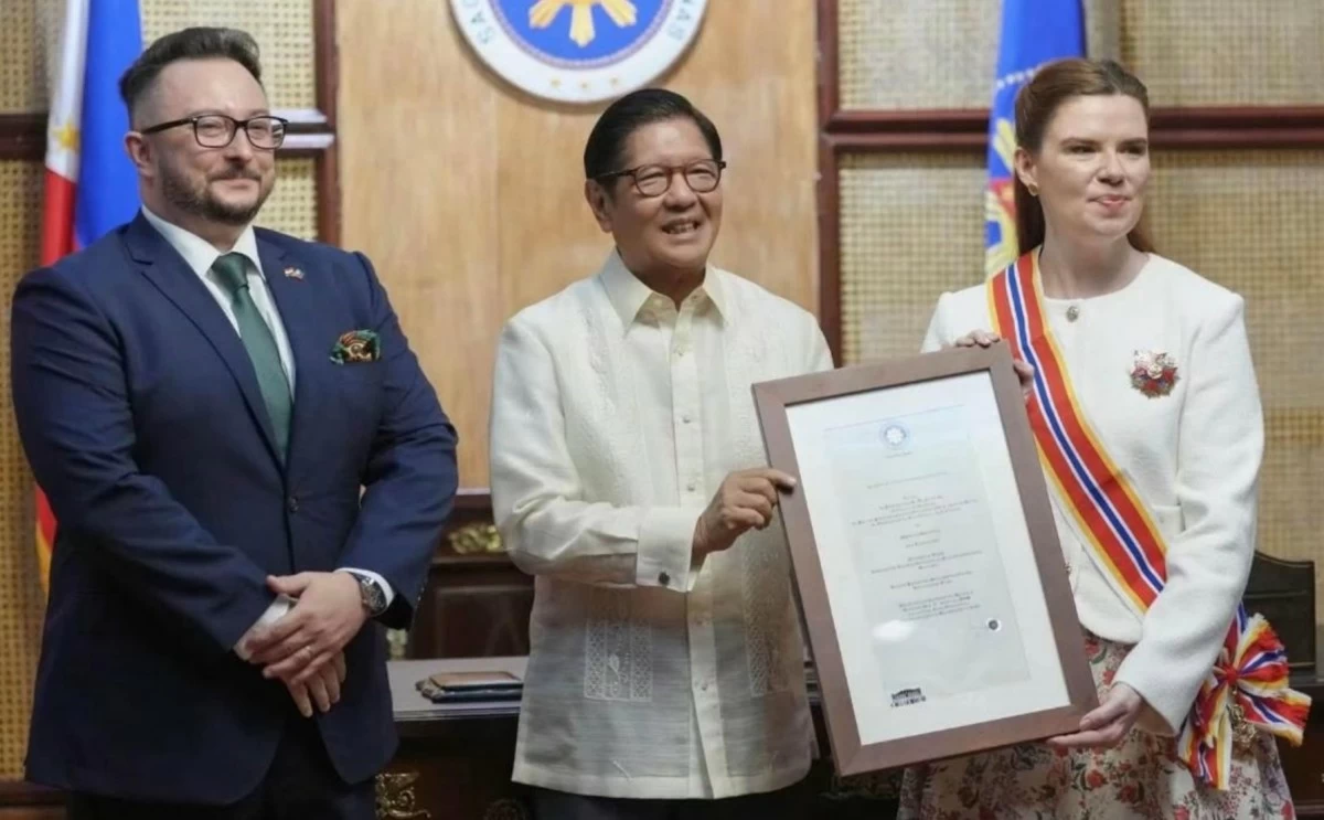 President Ferdinand R. Marcos Jr. confers the Order of Sikatuna on outgoing Hungarian Ambassador Titanilla Tóth, accompanied by her spouse Arkadiusz Jan Tracz. (Photo: Philippine Communications Office)