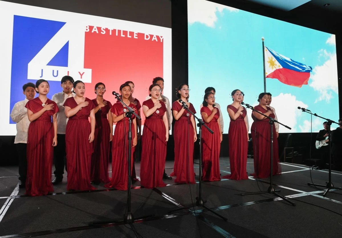 The Virlanie Foundation choir opens the evening with a moving rendition of the national anthems of France and the Philippines.