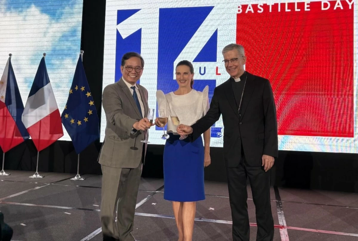 Ambassador Marie Fontanel onstage with DFA Undersecretary Leo
Herrera‑ Lim and the Dean of the Diplomatic Corps, Apostolic Nuncio Archbishop Charles John Brown, in a ceremonial toast. (Photo: Badette Cunanan/Manila Bulletin)