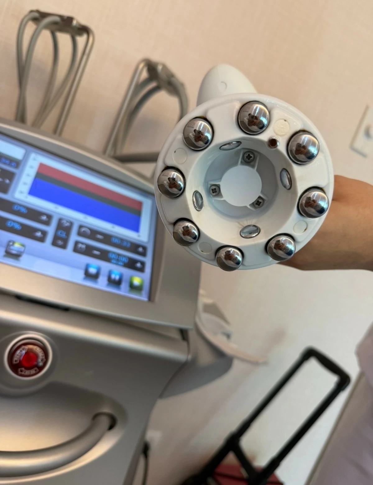 Suction-like device of the Thermo Magnetic Pulse (TMP) treatment.