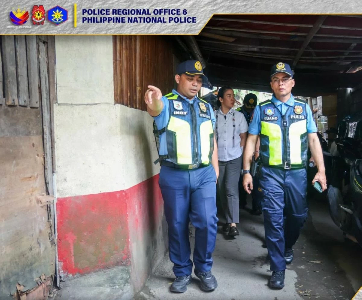 PRO-6 chief Police Brig. Gen. Randulf Tuaño (right) inspects the Iloilo City Police Office-Molo Police Station in Iloilo City.  (PNP/PRO-6) 