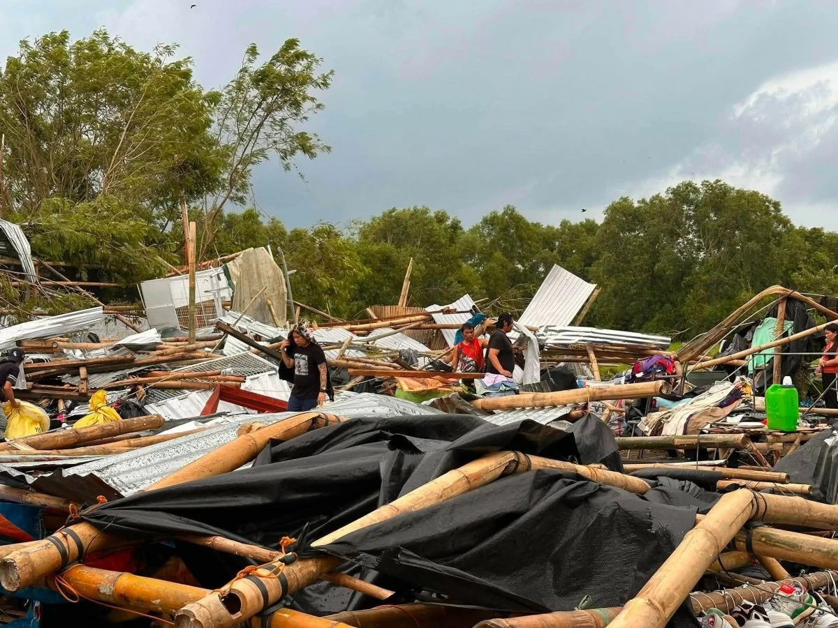 
‎USED clothes stalls in Mandurriao, Iloilo City destroyed by a tornado.  (Photo courtesy of Vantage Point) 