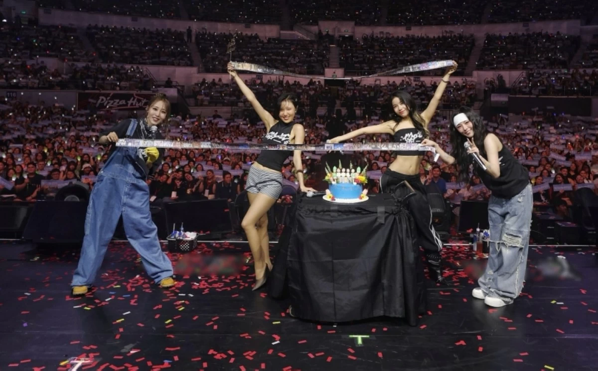 Mamamoo at their 4WARD world tour in Manila at the Araneta Coliseum on Aug. 8 (X/Mamamoo)