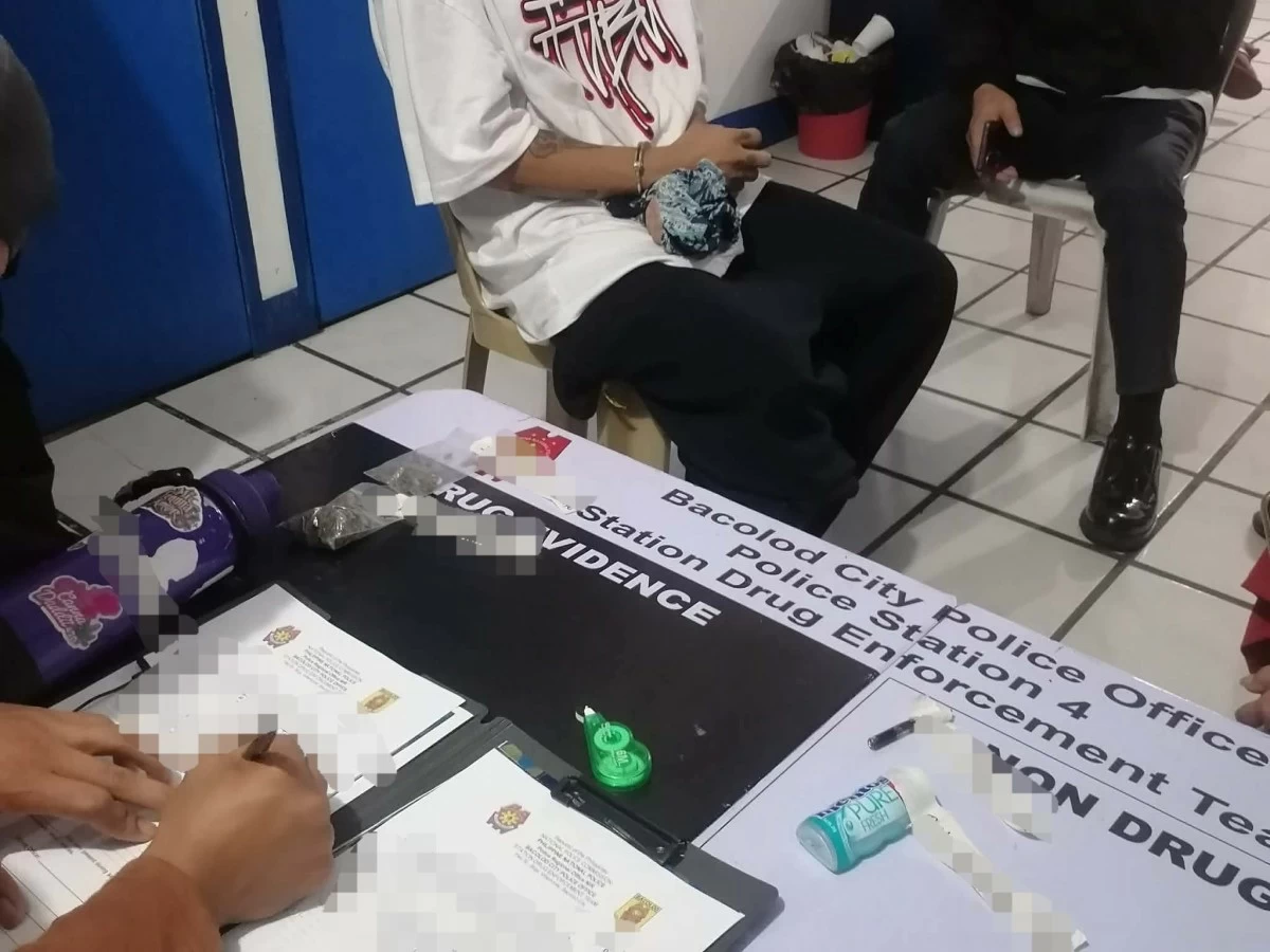 ‎THE suspect with the police in Bacolod City. (Contributed photo)
‎