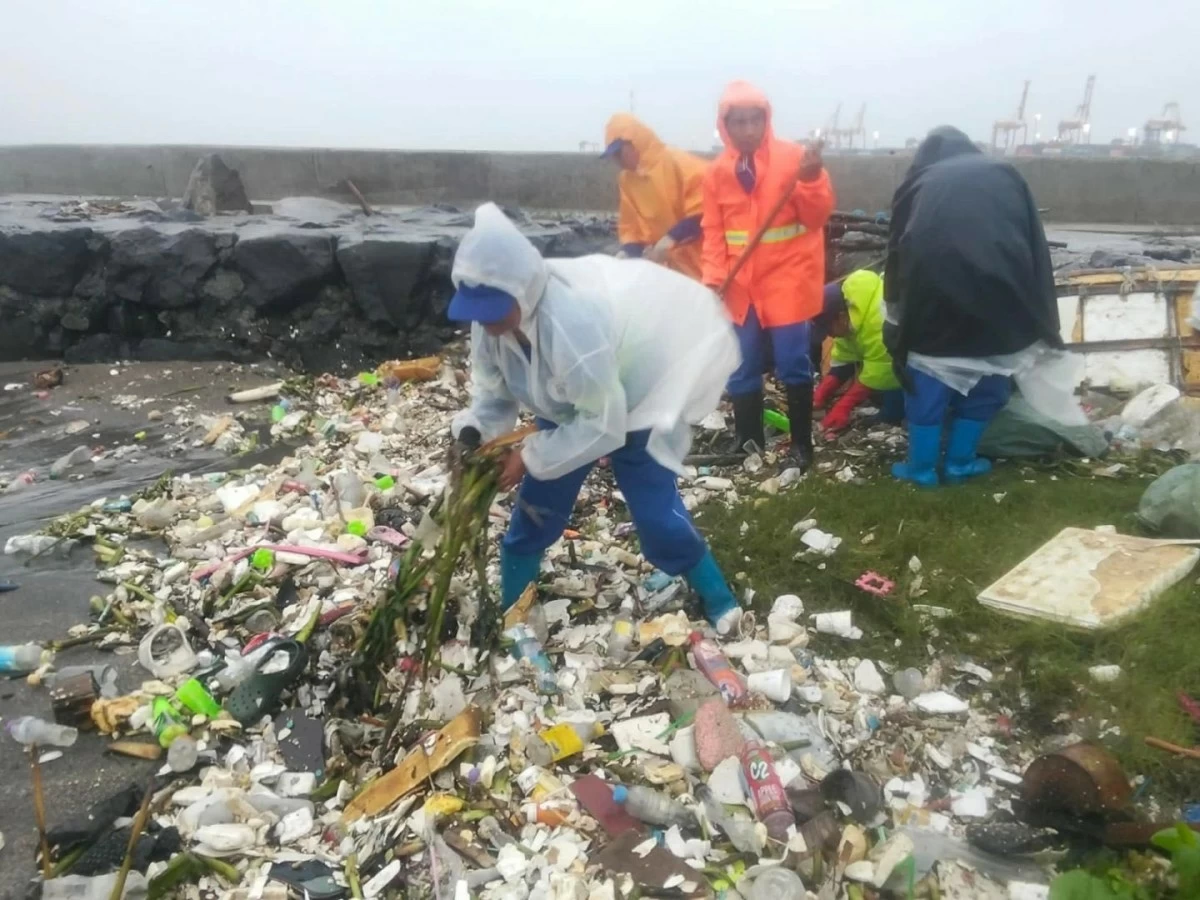 Garbage collection continues in Manila despite floods, storm debris