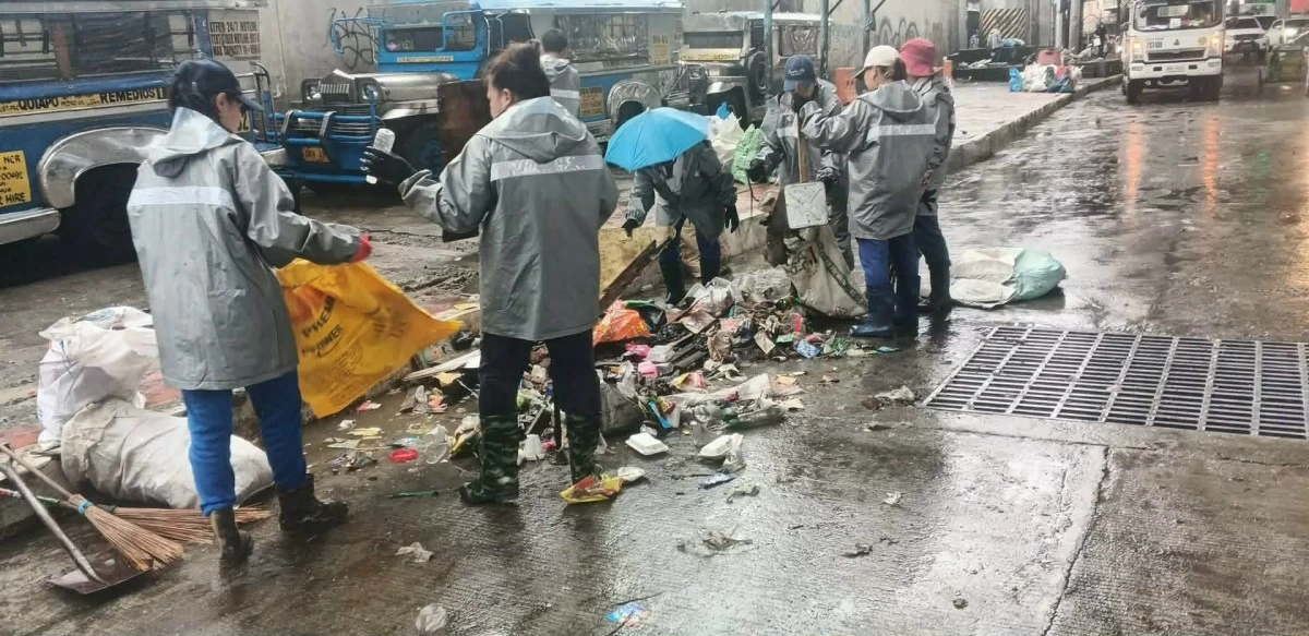 CLEARING THE WAY. The Department of Sanitation and Cleanup Works of Quezon City (DSQC) continues clearing areas affected by the southwest monsoon or “habagat.” (Photo courtesy of DSQC)