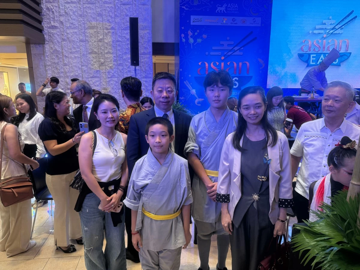 Chinese Ambassador Jing Quan with members of the community at the Asia Society Philippines’ Asian Eats 2026. (Photos: Carolyn Ramoran Hamilton/Manila Bulletin)