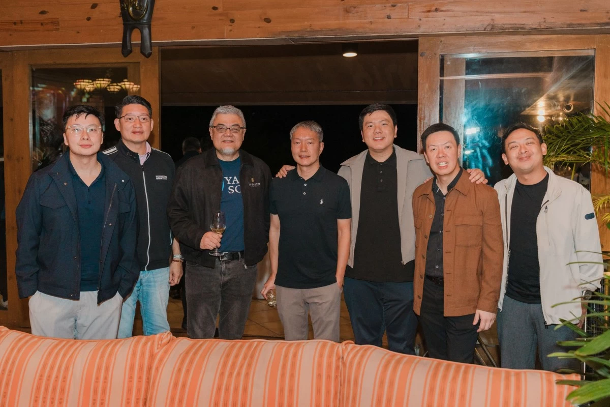 Guests gathered for cocktails at The 19th T at the Forest Wing of John Hay Hotels on the eve of the LLV Golf Invitational. Erickson Y. Manzano, president and CEO of Landco Pacific Corporation and Landco Lifestyle Ventures (third from left), joined executives from Boysen and Kuysen Enterprises, the tournament’s Gold and Silver Sponsors, respectively. (Photo: LLV)
