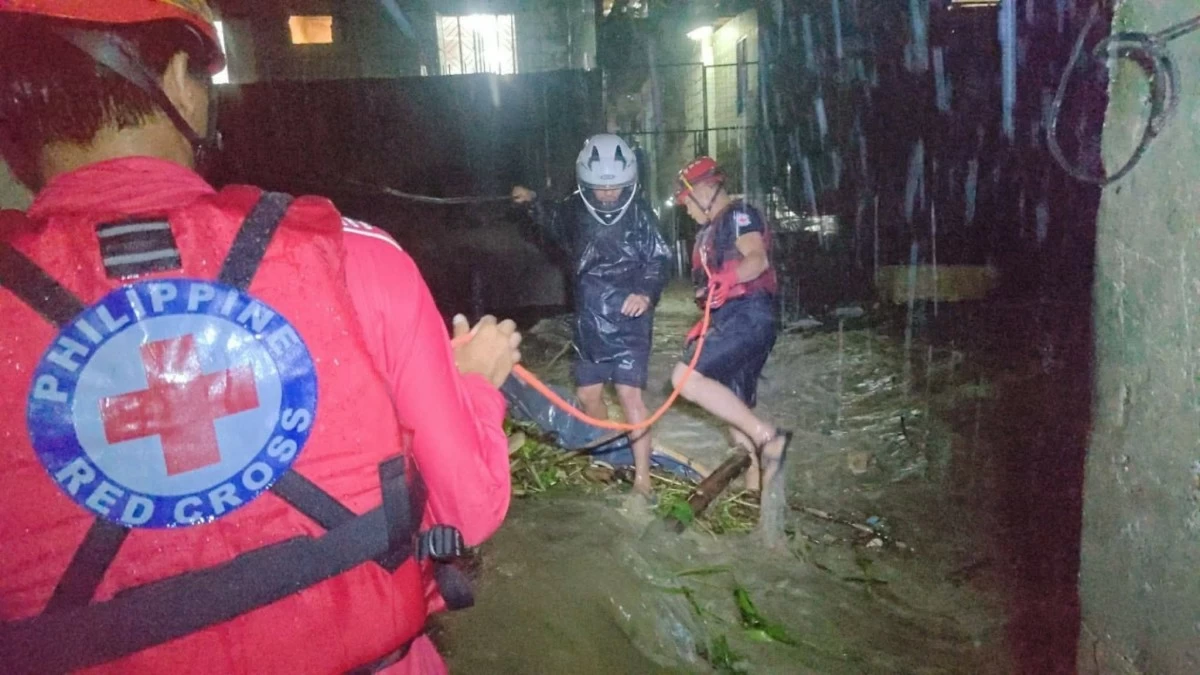 Philippine Red Cross Quezon City Chapter personnel conduct rescue and evacuation operations for residents affected by rising floodwaters in Sitio Uno, Barangay North Fairview, Quezon City. (Photo courtesy of the Philippine Red Cross)