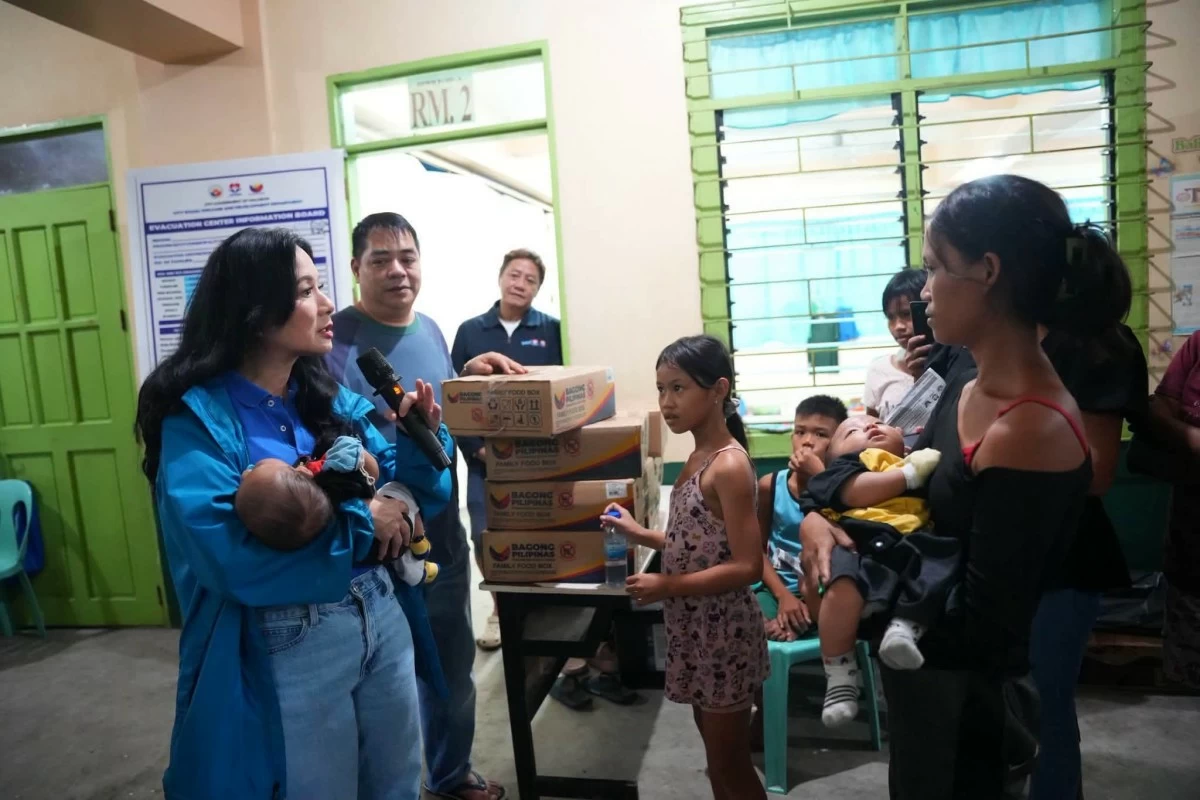 Malabon City Mayor Jeannie Sandoval speaks with evacuees during the distribution of assistance at an evacuation center. (Photo from Malabon LGU)