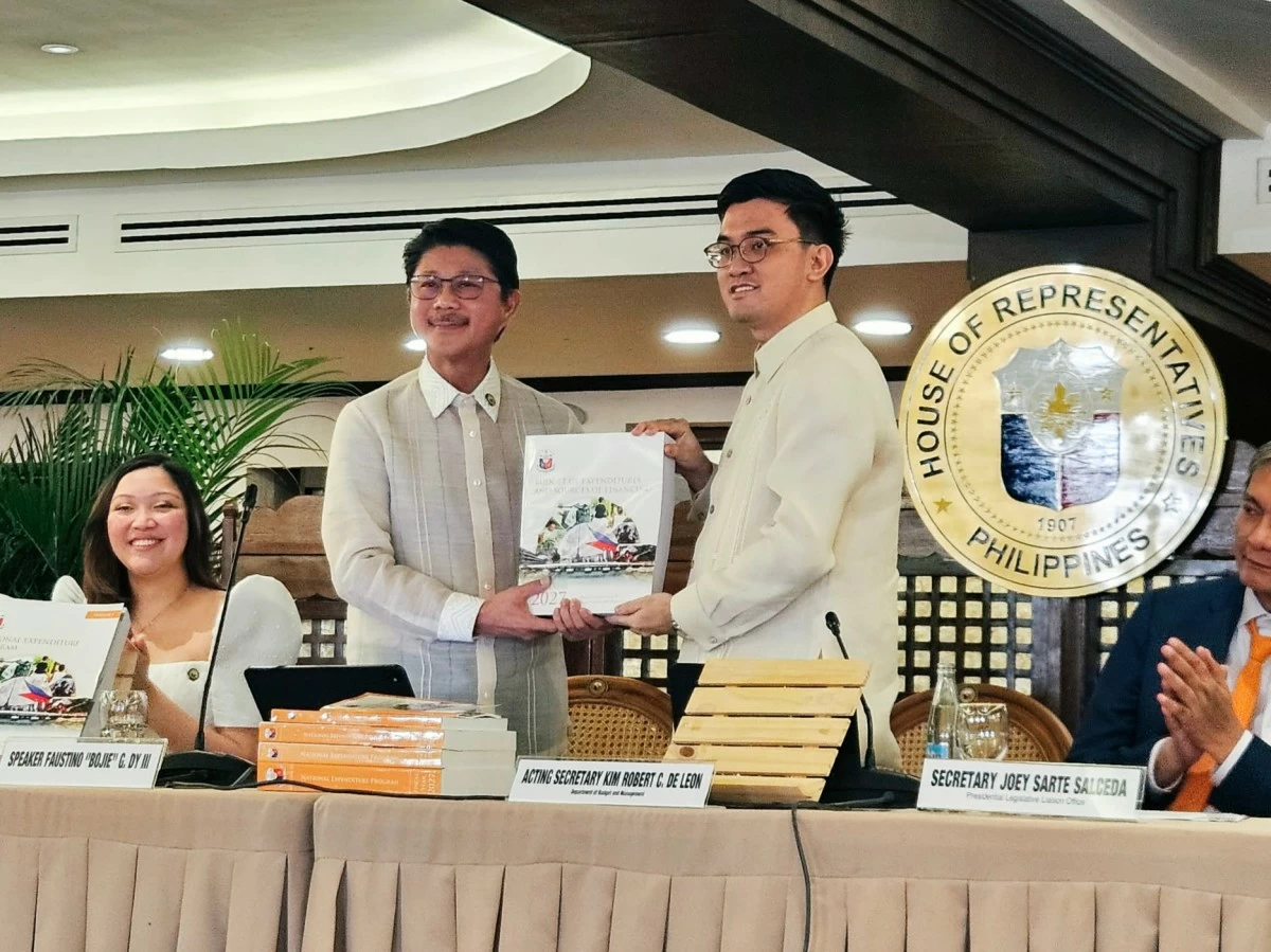 House Speaker Faustino "Bojie" Dy III (left), DBM Secretary Kim Robert de Leon (Ellson Quismorio/ MANILA BULLETIN)