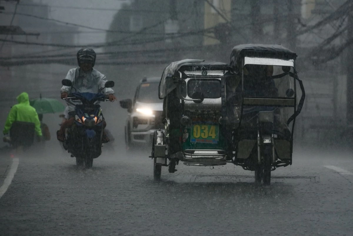 Motorists and pedestrians experience near-zero visibility amid heavy rain and strong winds brought by the southwest monsoon (habagat) in Taytay, Rizal on August 9, 2026. (John Louie Abrina / MANILA BULLETIN)