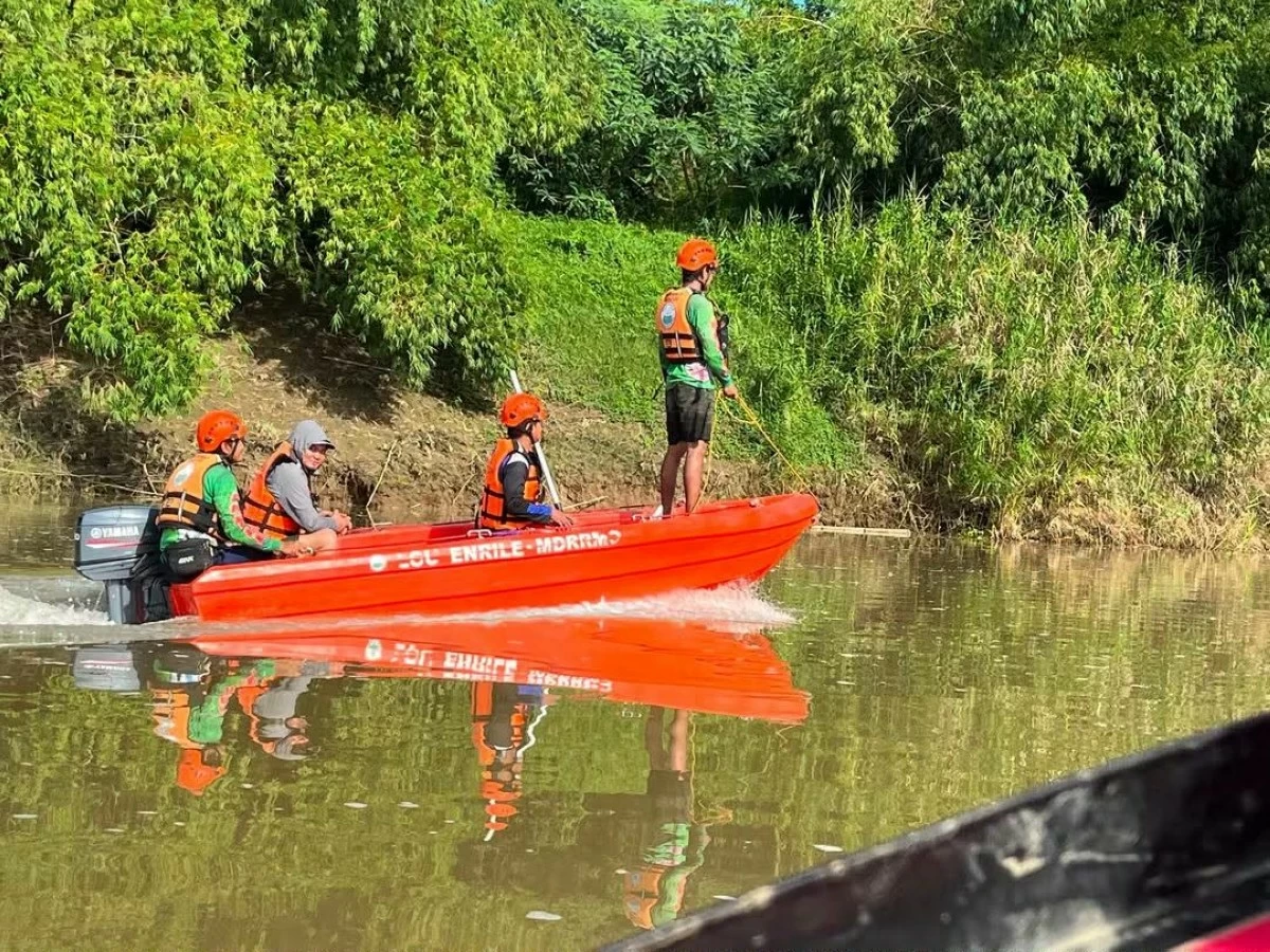 
Responders continue the search and retrieval operation on Tuesday in the Cagayan River in Enrile for 13-year-old Gian Agpalasi, who reportedly drowned on August 10. (Photo courtesy of TFLC-QRT)