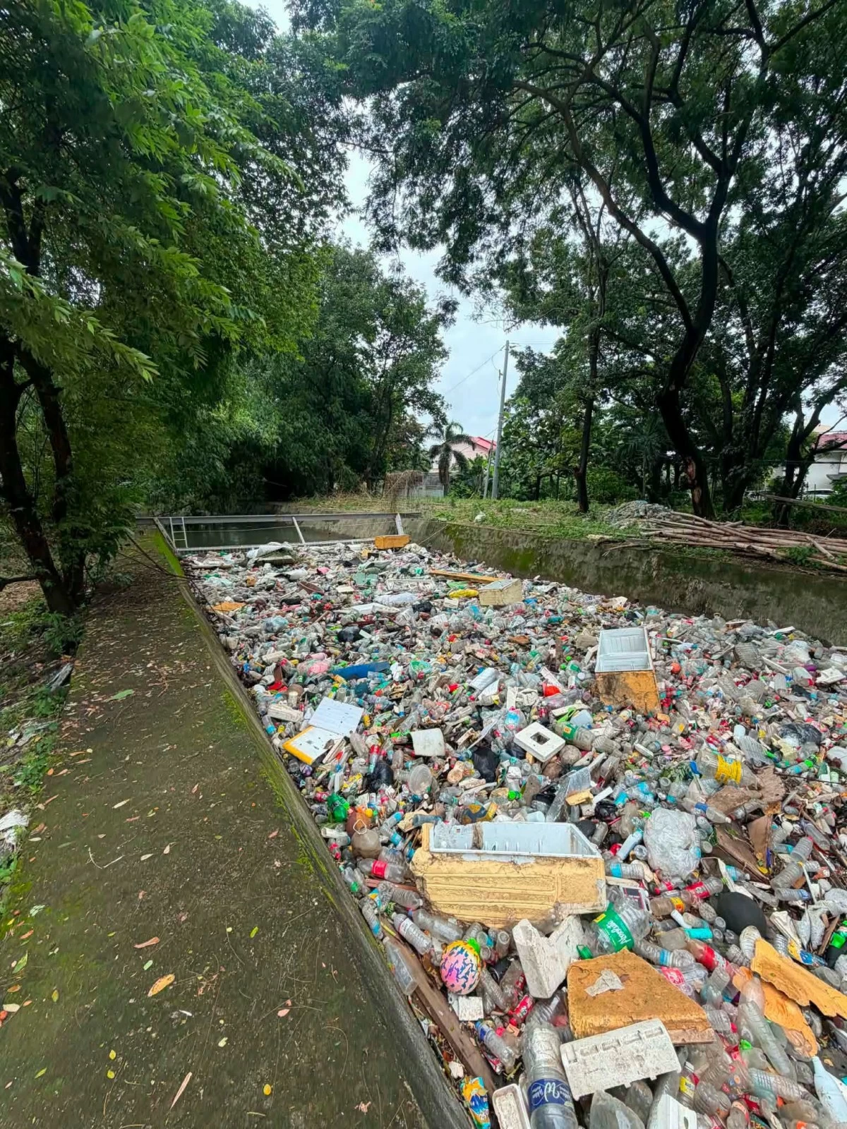 Garbage blocking the flow of water in a creek in Cainta, Rizal. (Photo from Mayor Keith Nieto)