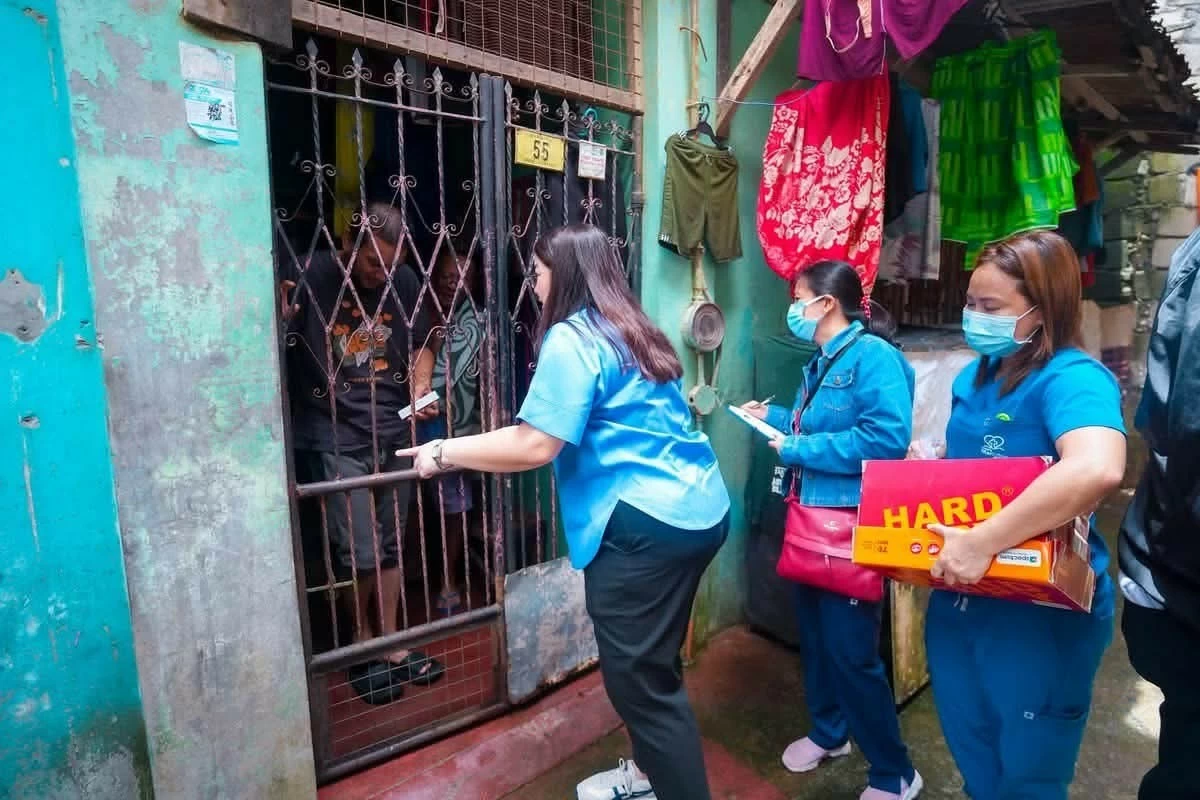 Marikina Mayor Maan Teodoro delivers anti-leptospirosis medicine to communities in Libis Bulelak, Barangay Malanday who were affected by mild flooding brought by southwest monsoon (habagat) rains. (Photos from Marikina LGU)