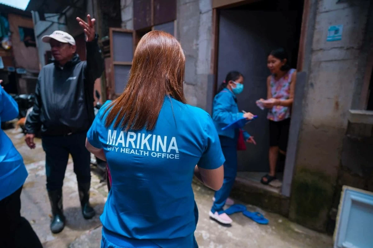 Marikina Mayor Maan Teodoro delivers anti-leptospirosis medicine to communities in Libis Bulelak, Barangay Malanday who were affected by mild flooding brought by southwest monsoon (habagat) rains. (Photos from Marikina LGU)