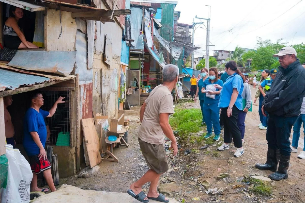 Marikina Mayor Maan Teodoro delivers anti-leptospirosis medicine to communities in Libis Bulelak, Barangay Malanday who were affected by mild flooding brought by southwest monsoon (habagat) rains. (Photos from Marikina LGU)