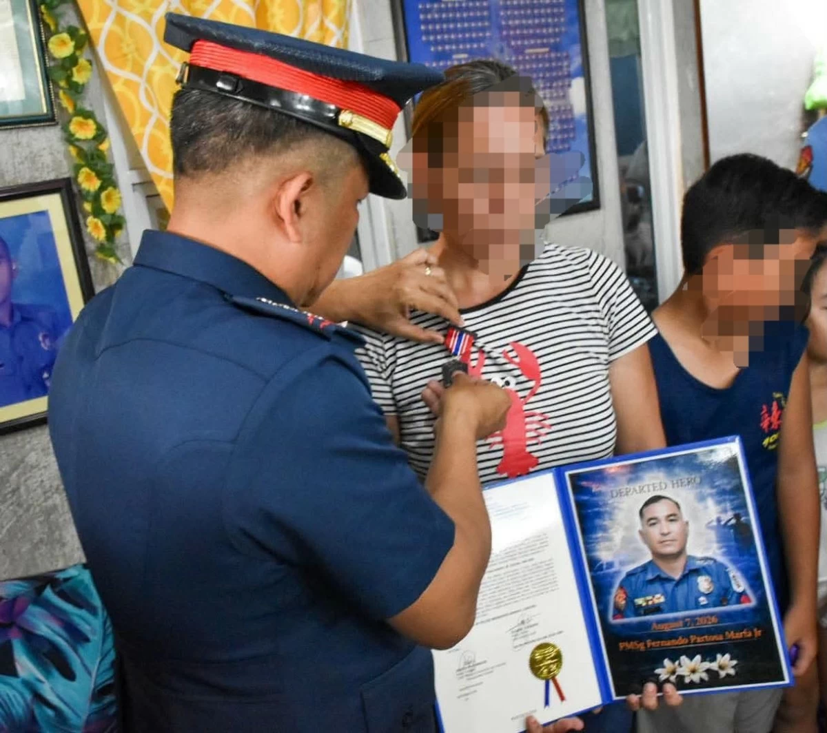 Police Col. Dennis Wenceslao, Negros Occidental police director, posthumously honored Police Master Sgt. Fernando Marfa Jr. for his heroism and ultimate sacrifice in line of duty, during a visit to his wake on Tuesday, August 11.  (Negros Occidental PNP)

