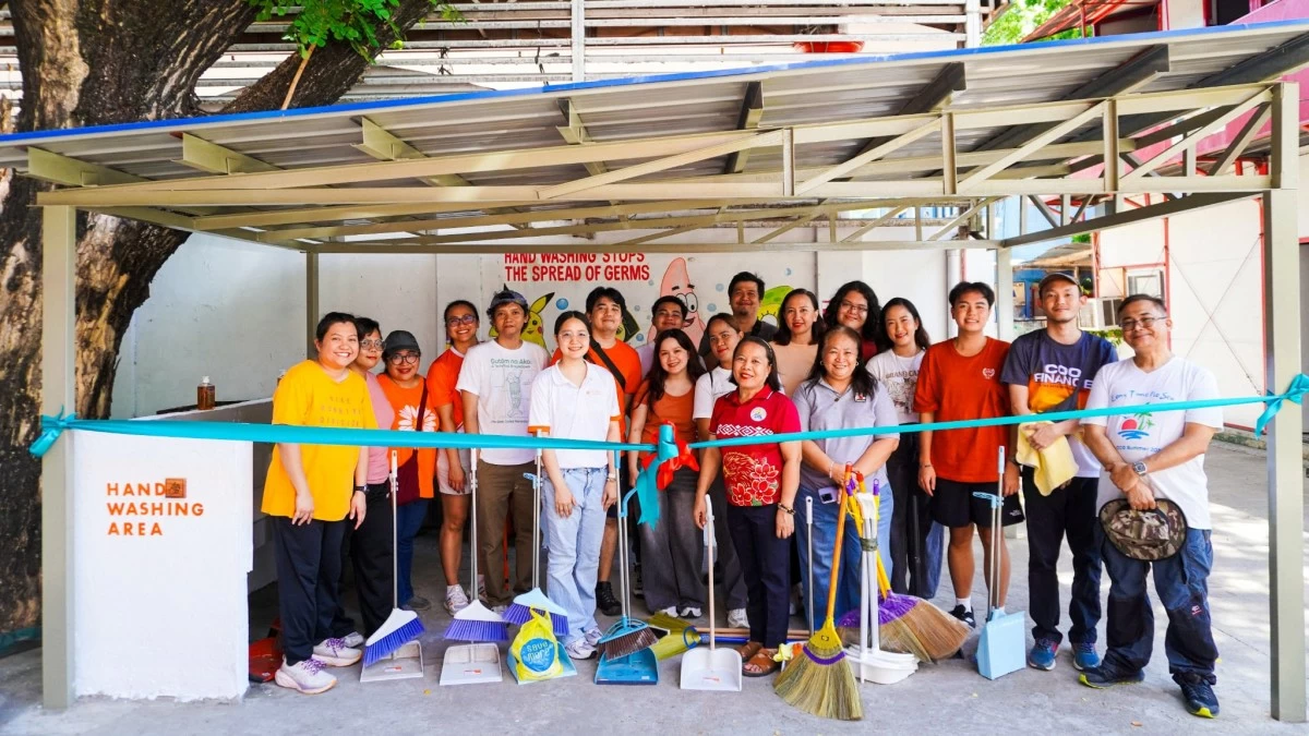 ING Hubs Philippines employees volunteer in the construction of a new washing area at DANES, helping enhance school facilities and promote better hygiene for students and teachers.
