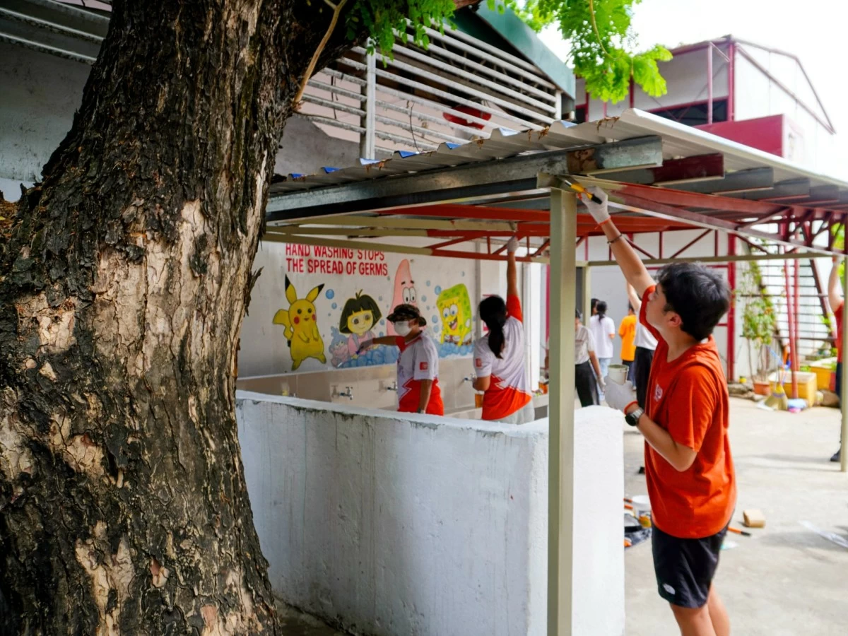 ING Hubs Philippines employees volunteer in the construction of a new washing area at DANES, helping enhance school facilities and promote better hygiene for students and teachers.
