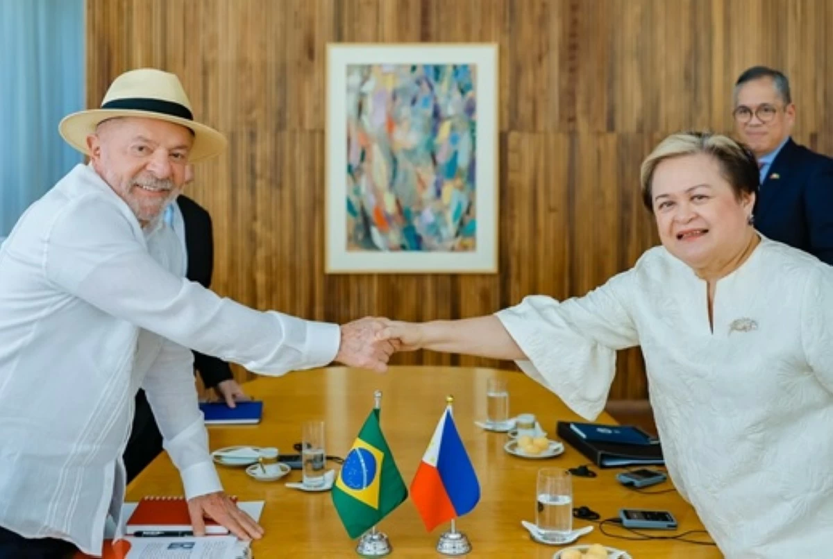 Foreign Affairs Secretary Ma. Theresa P. Lazaro (right) meets Brazilian President Luiz Inácio Lula da Silva (left) at the Palacio da Alvorada in Brasília to discuss strengthening Philippines-Brazil relations and expanding cooperation in trade, agriculture, defense, science and technology, and education. (Photo from DFA)