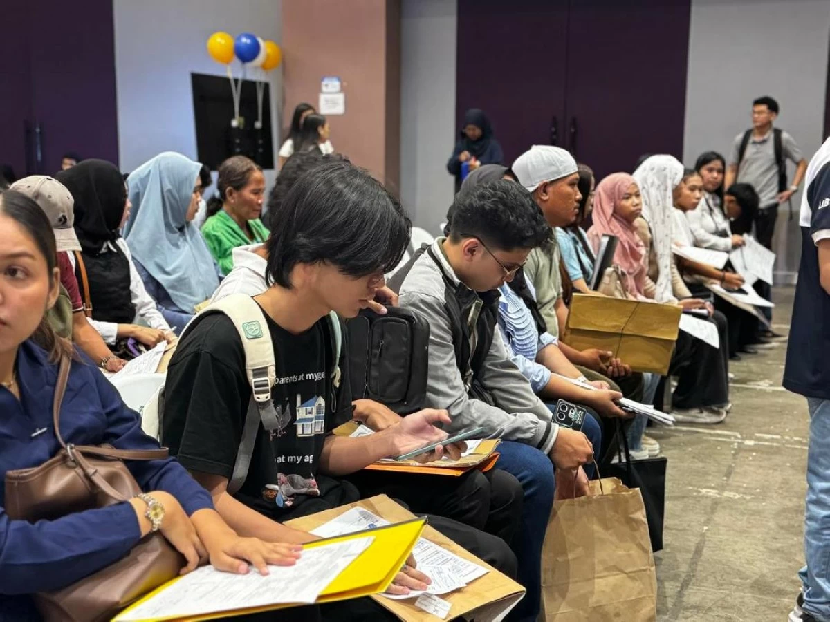 APPLICANTS at the DOLE-9 Labor Day job fair in Zamboanga City. (DOLE-9 photo)