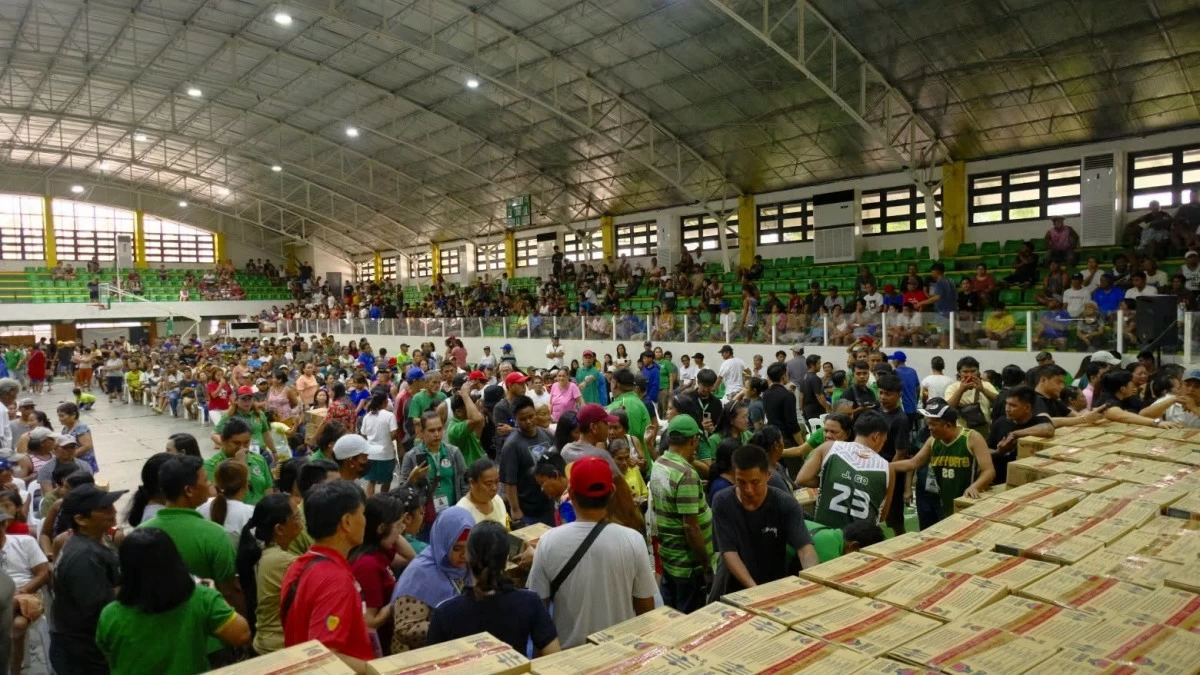 Cavite City fisherfolk communities whose livelihoods were affected by inclement weather receive food packs on Aug. 11, 2026 (Photo from the City Government of Cavite/MANILA BULLETIN) 